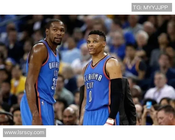 NBA大屏幕惊现足球明星引发球迷热议精彩瞬间回顾与跨界合作的无限可能